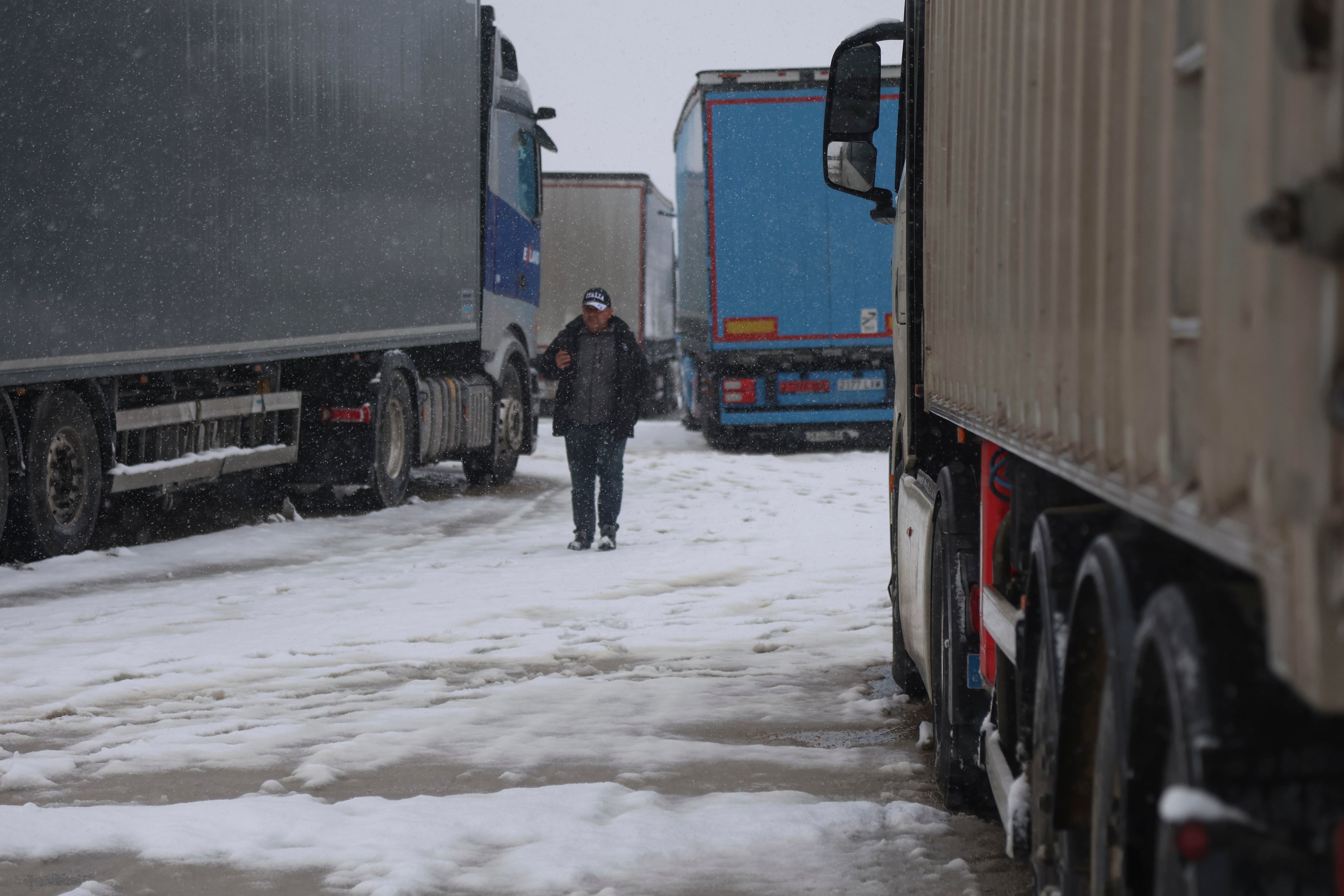 MOMBUEY (ZAMORA), 23/01/2026.- Unos 440 camiones y vehículos de gran tonelaje que circulan hacia Galicia a través de la Autovía A-52 'Rías Bajas' permanecen embolsados desde esta madrugada en áreas de servicio de Mombuey y Quintanilla de Urz en la provincia de Zamora debido al temporal de nieve.EFE/Mariam A. Montesinos