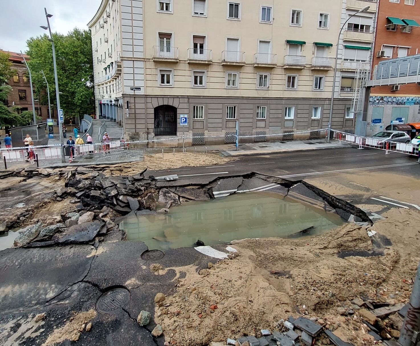 Socavón en la calle Antonio Leiva, cerca de Marqués de Vadillo