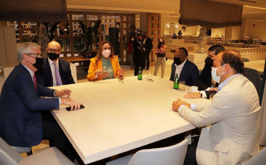 Reunión entre representantes del Cabildo de Lanzarote y el Grupo Hesperia.