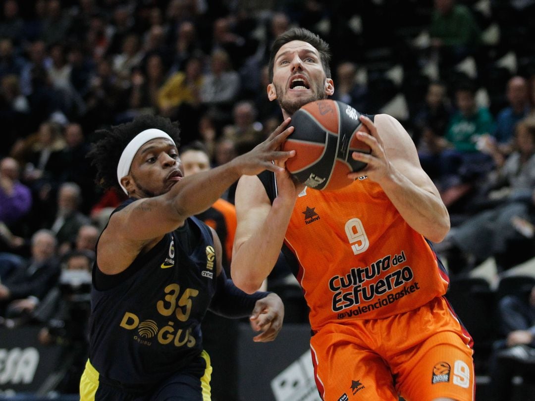 San Van Rossom penetra a canasta ante Ali Muhammed en el último partido entre ambos equipos en la Fonteta