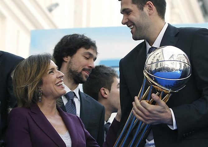 El equipo de baloncesto del Real Madrid ha visitado con su Copa del Rey el Ayuntamiento y la Comunidad de Madrid