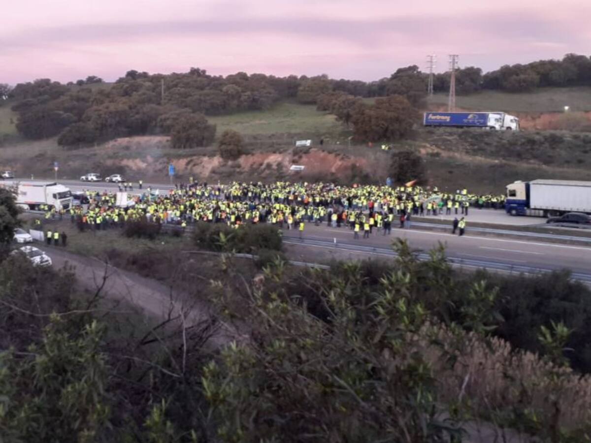 Los agricultores vuelven a cortar carreteras