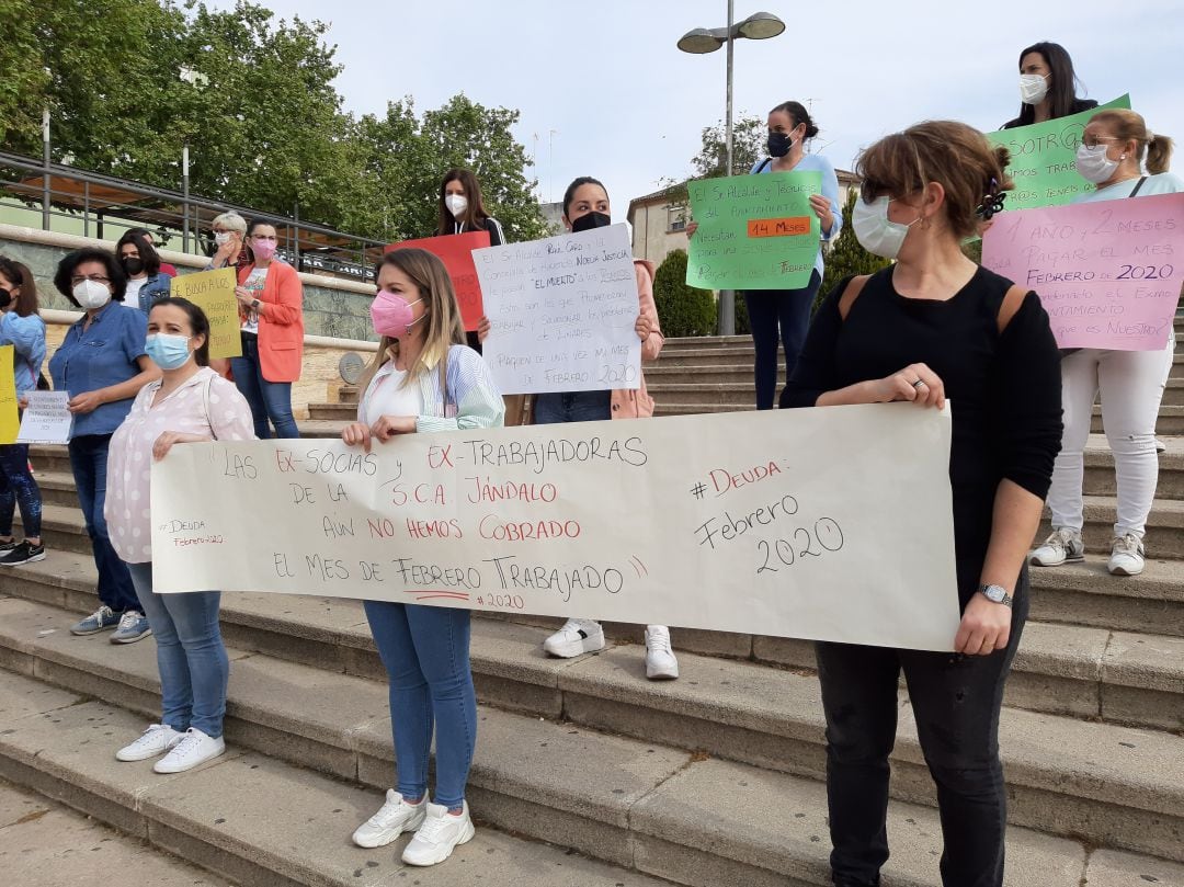 Trabajadoras de las guarderías muncipales de Linares durante su protesta