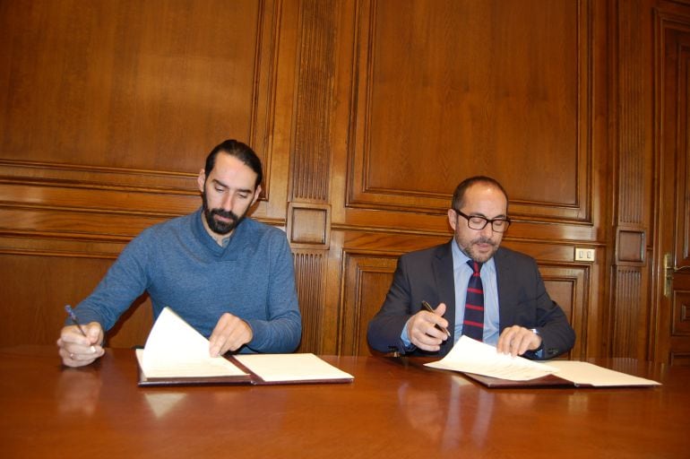 Enrique Márquez, presidente del Atletismo Numantino, y Luis Rey, presidente de la Diputación, en la firma del convenio.