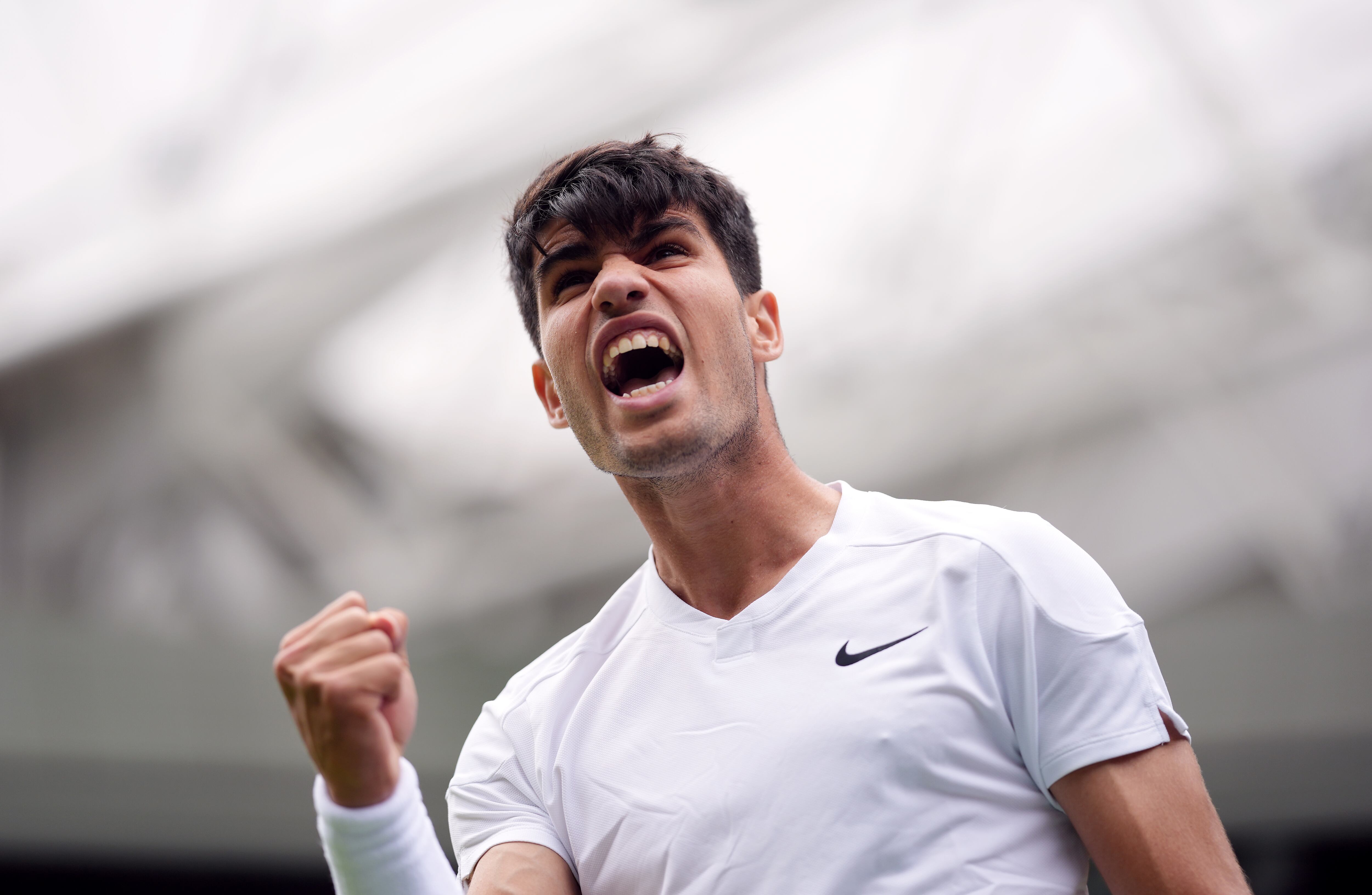 Carlos Alcaraz, durante su debut en Wimbledon contra el estonio Mark Lajal