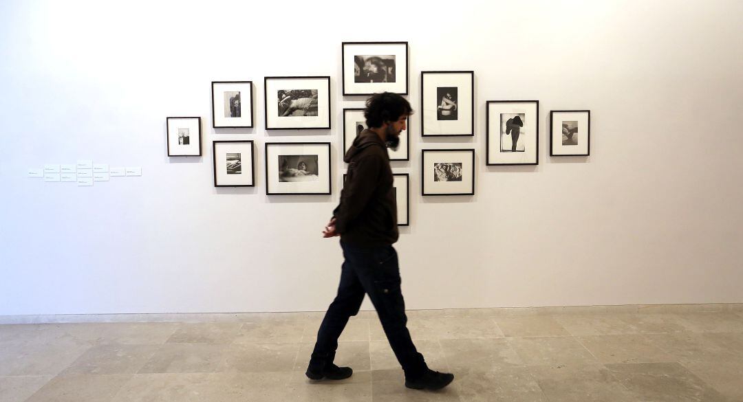 Un visitante contempla una de las exposiciones en el Patio Herreriano