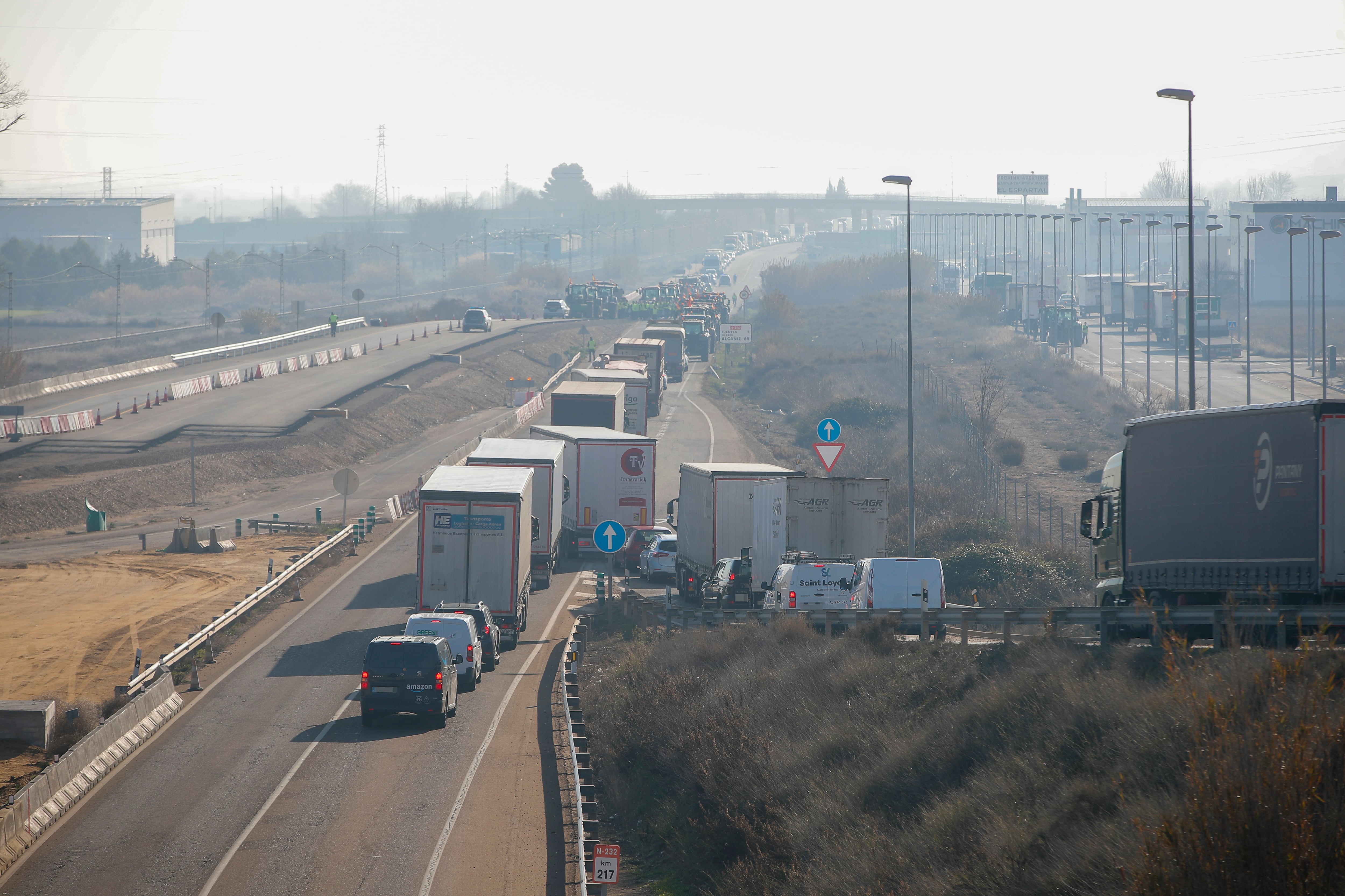 EL BURGO DE EBRO (ZARAGOZA), 07/02/2024.- Los agricultores cortan carretera a la altura de El Burgo de Ebro, en Zaragoza este miércoles donde continúan las manifestaciones por segundo día y mantienen cortadas grandes vías de circulación, especialmente en Cataluña, Comunidad Valenciana, Castilla-La Mancha Andalucía, Aragón y Murcia, según ha detallado la Dirección General de Tráfico en las últimas horas. EFE/ Javier Cebollada
