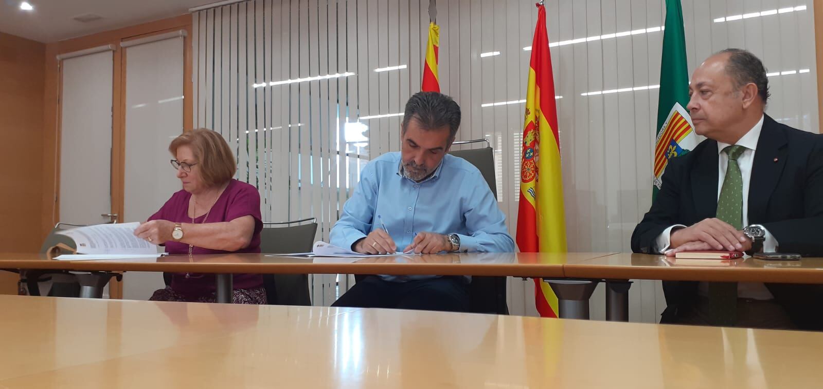 Momento de la firma entre Cáritas y el Ayuntamiento de Fraga