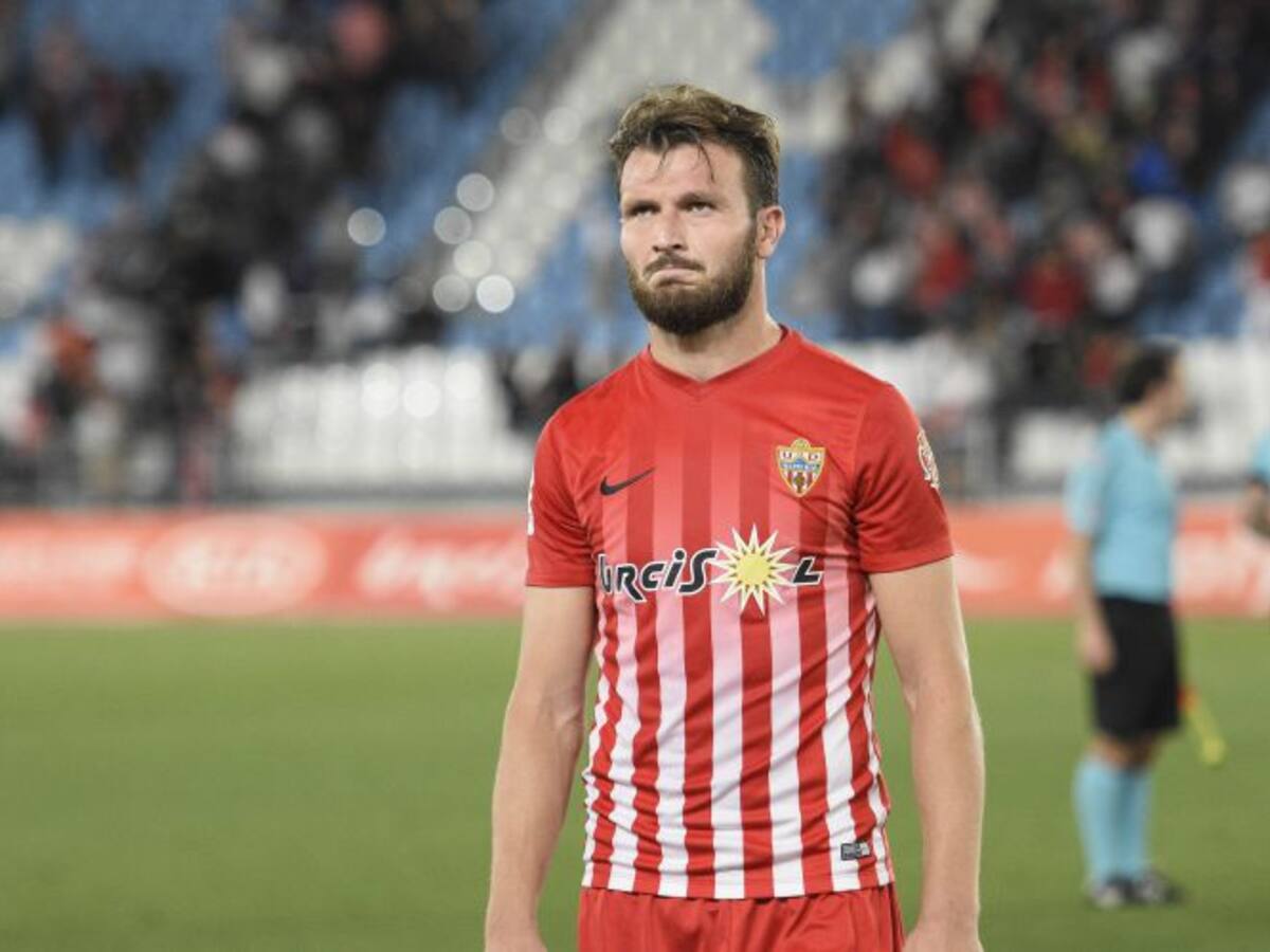 El Almería se mete en un lío y cae al pozo