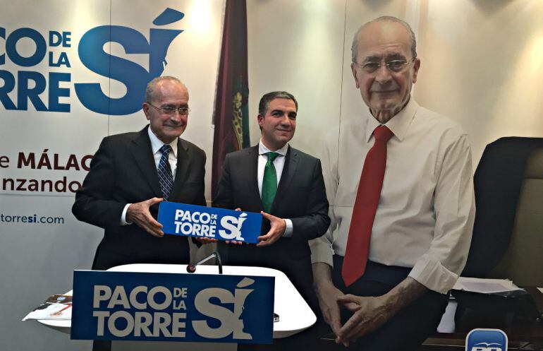 El alcalde de Málaga y candidato del PP a la reelección, Francisco de la Torre, junto al presidente del PP, Elías Bendodo, en el acto de presentación de la precampaña electoral