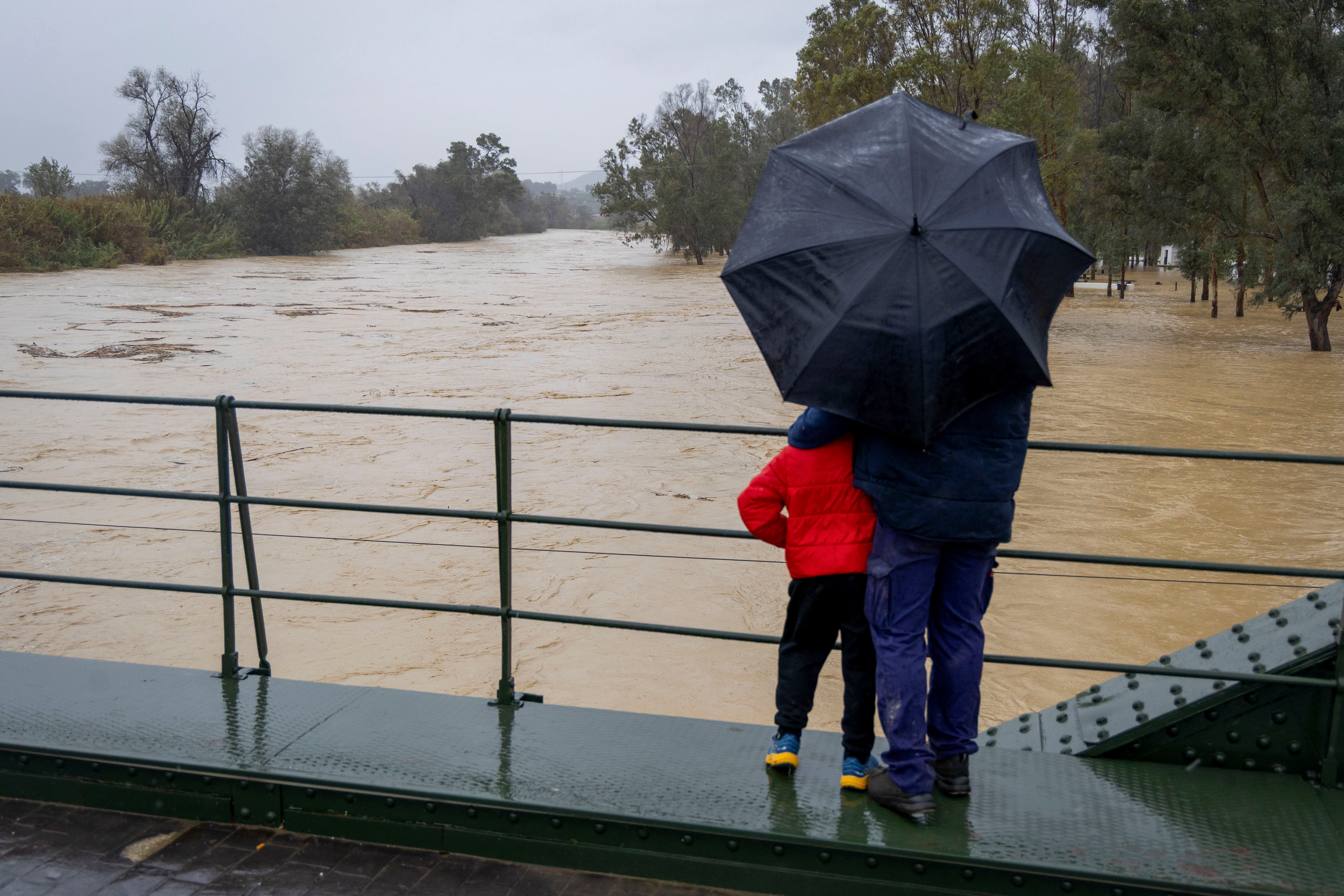 MÁLAGA, 04/01/2026.- El río Guadalhorce a su paso por la Estación de Cártama, este domingo, después de volver a activarse la alerta roja por fuertes precipitaciones ante el riesgo de que se desborde y provoque inundaciones y desalojos como en los últimos días del año recién acabado. EFE/Álvaro Cabrera