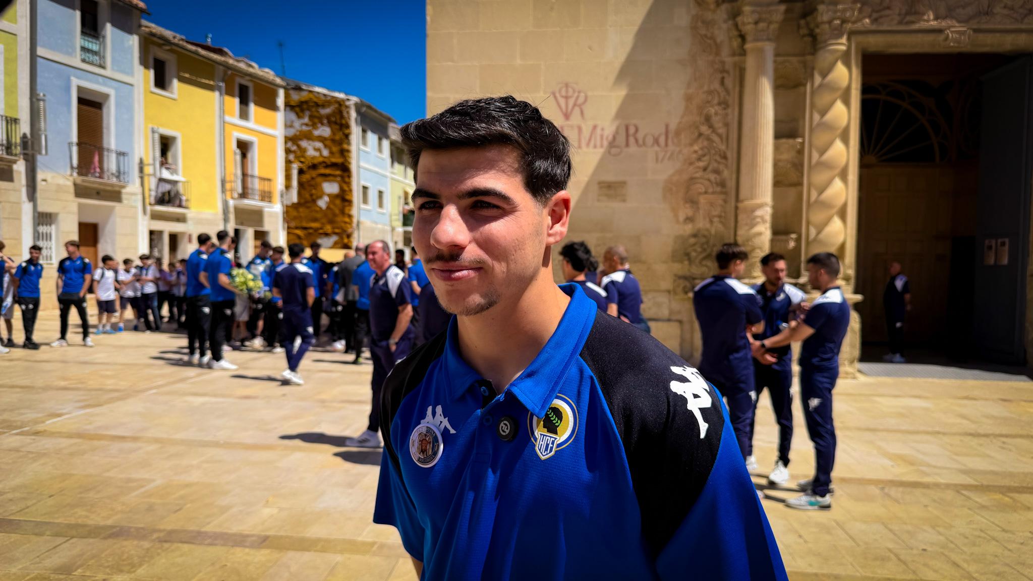Nico Espinosa, capitán del Hércules, en la puerta del Monasterio de la Santa Faz
