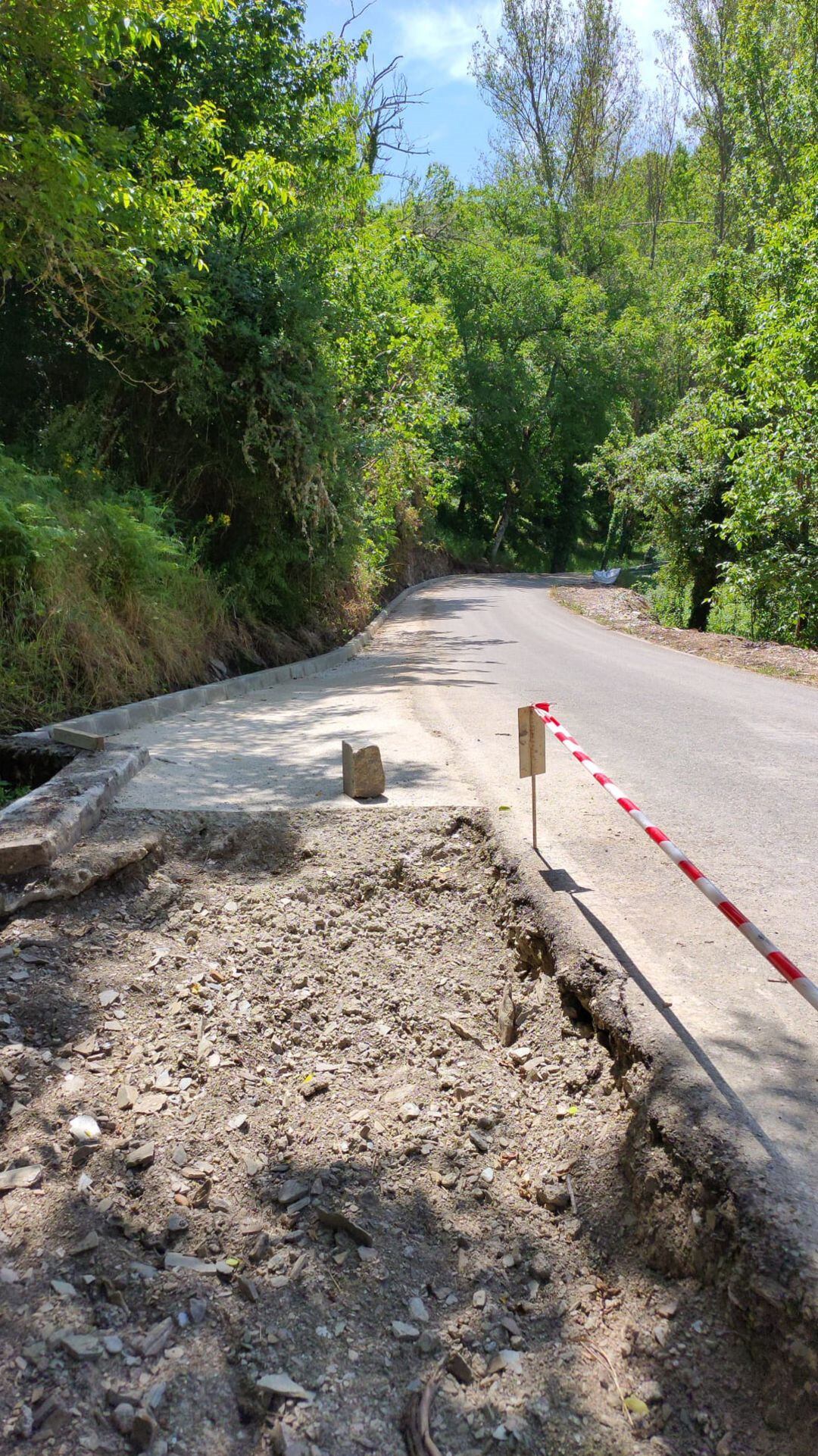 En algunos puntos la carretera se ensancha hasta 90cm