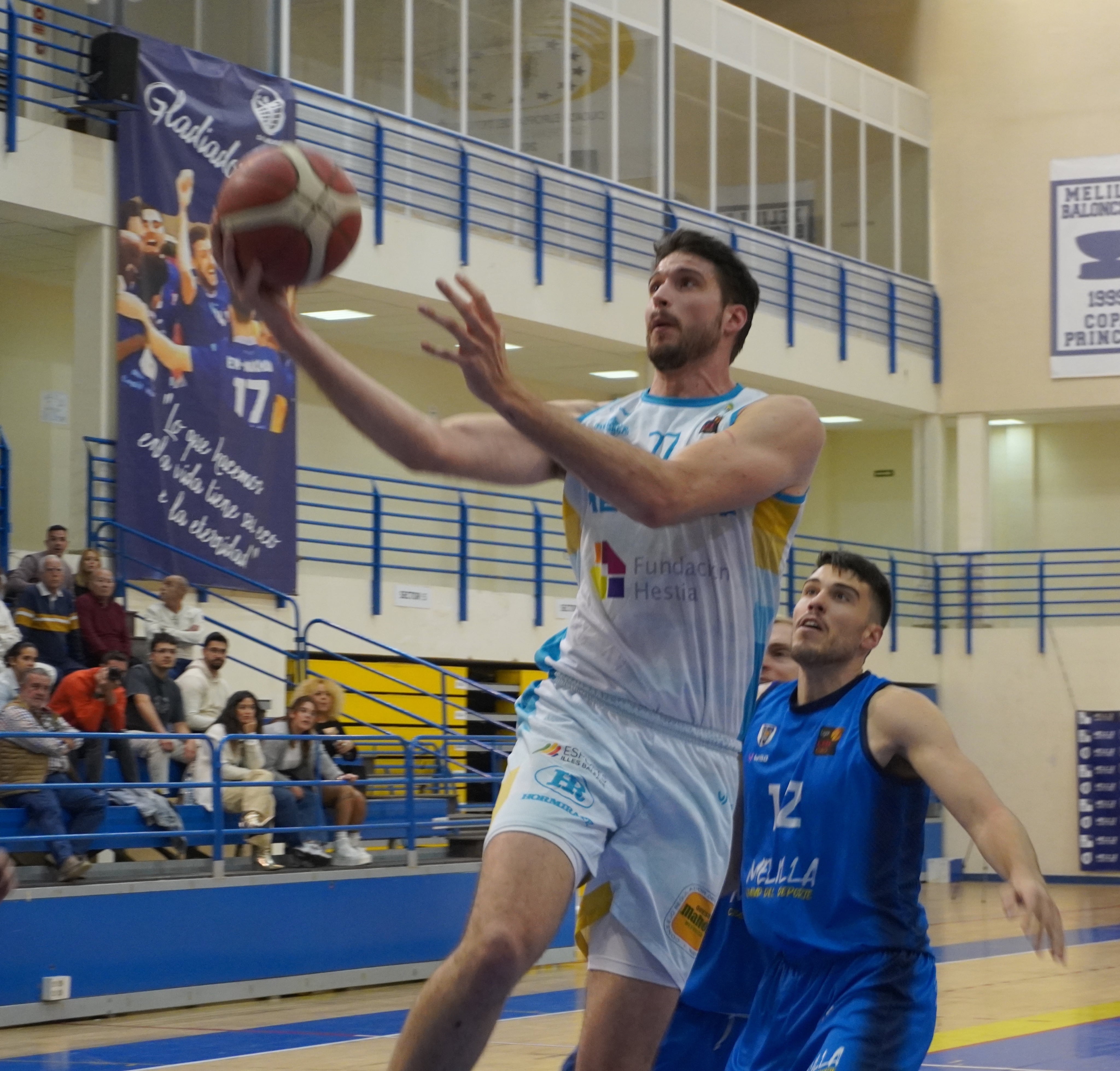 Víctor Arteaga anotant a la pista del Melilla.