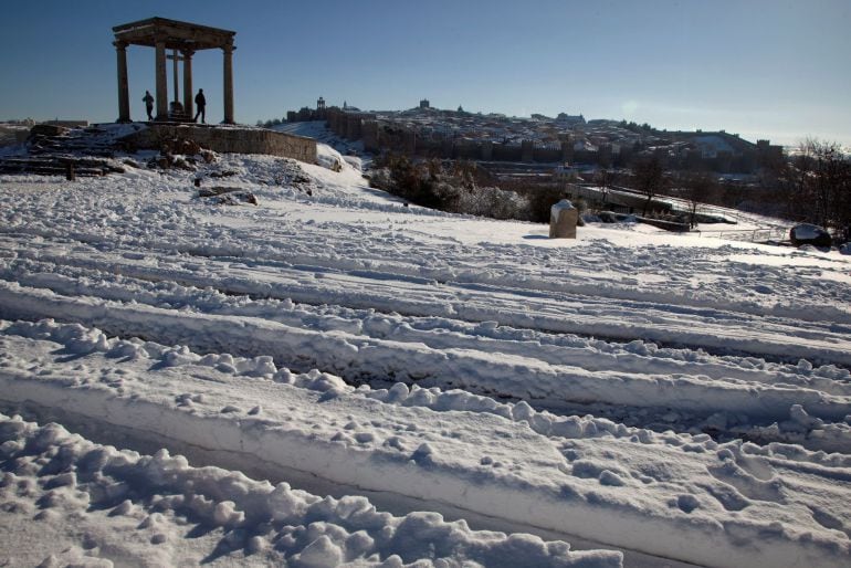  Vista general de Ávila desde los Cuatro Postes después de la intensa nevada del fin de semana