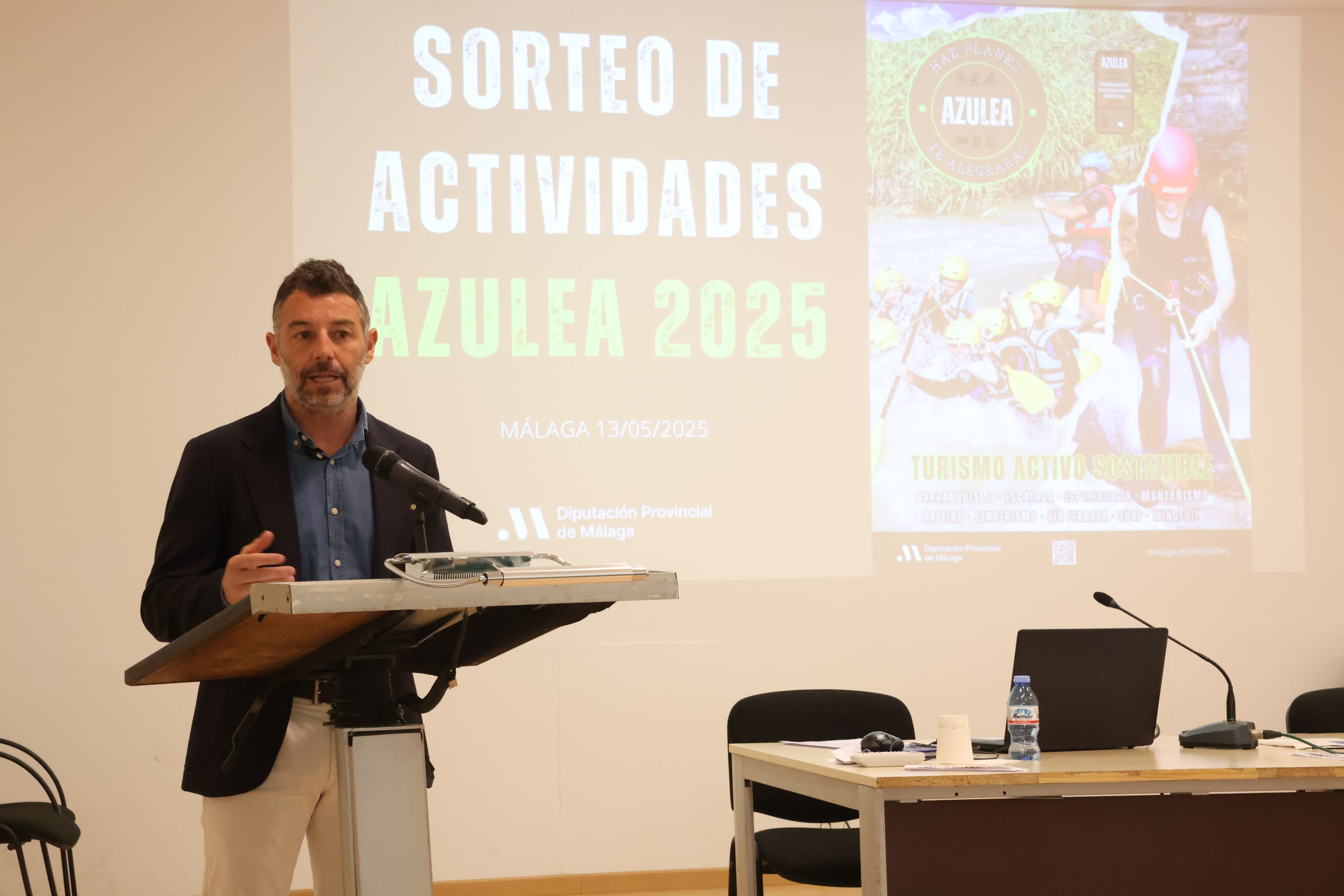 El vicepresidente y diputado de Deportes, Juan Rosas, durante la presentación del programa Azulea