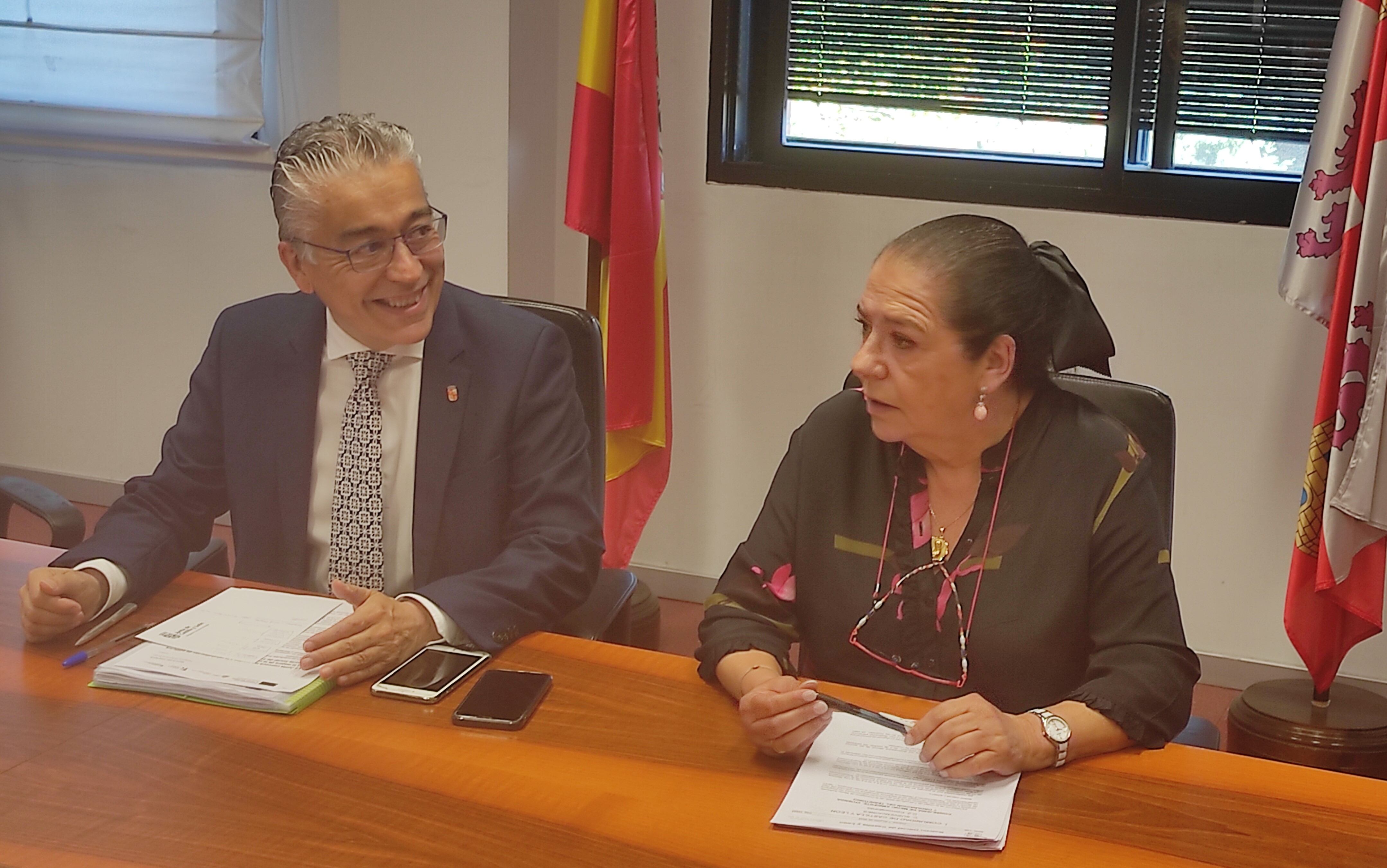 Roberto Saiz, delegado territorial de la Junta de Castilla y León en Burgos, y Rosario Martín, jefa del Servicio de Movilidad. / Foto: Radio Castilla