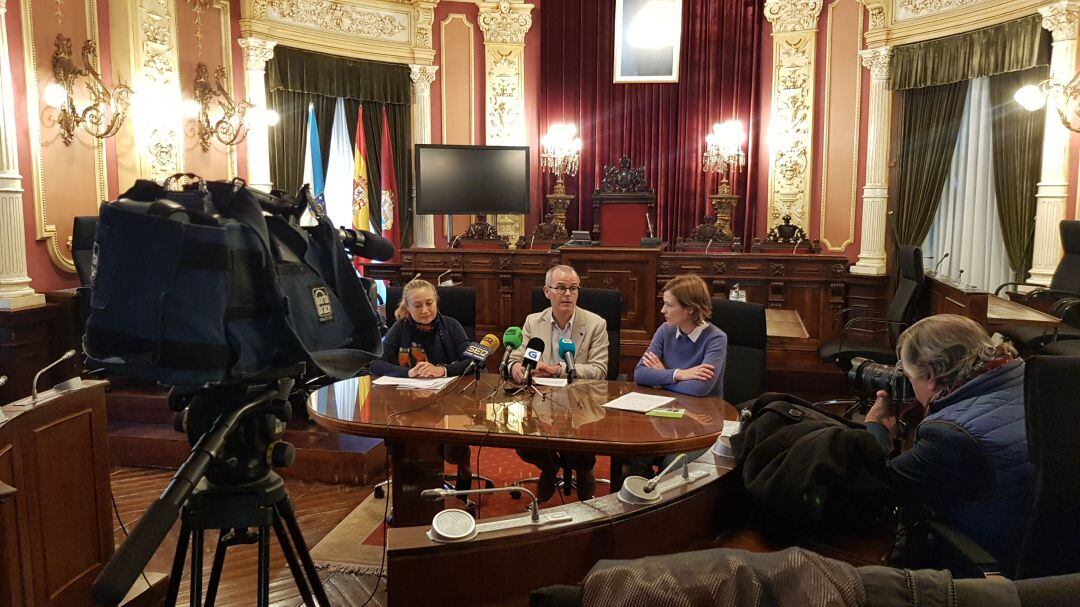 O alcalde de Ourense, Jesús Vázquez, a concelleira de Igualdade, Sofía Godoy, e Raquel Crespo, responsable de APES, Asociación para a Prevención e a Educación Social, presentaron esta nova iniciativa