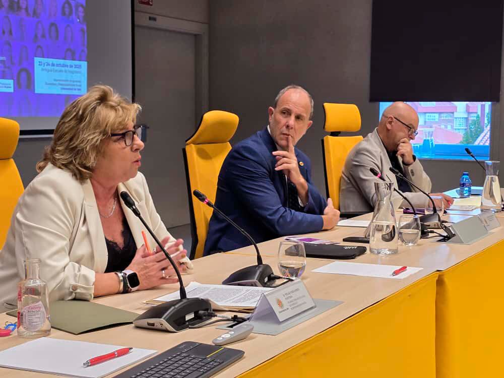 Pilar Fernández, vicerrectora de Igualdad; Nicolás Ruiz, rector de la UJA, y Manuel Fernández, subdelegado del gobierno.