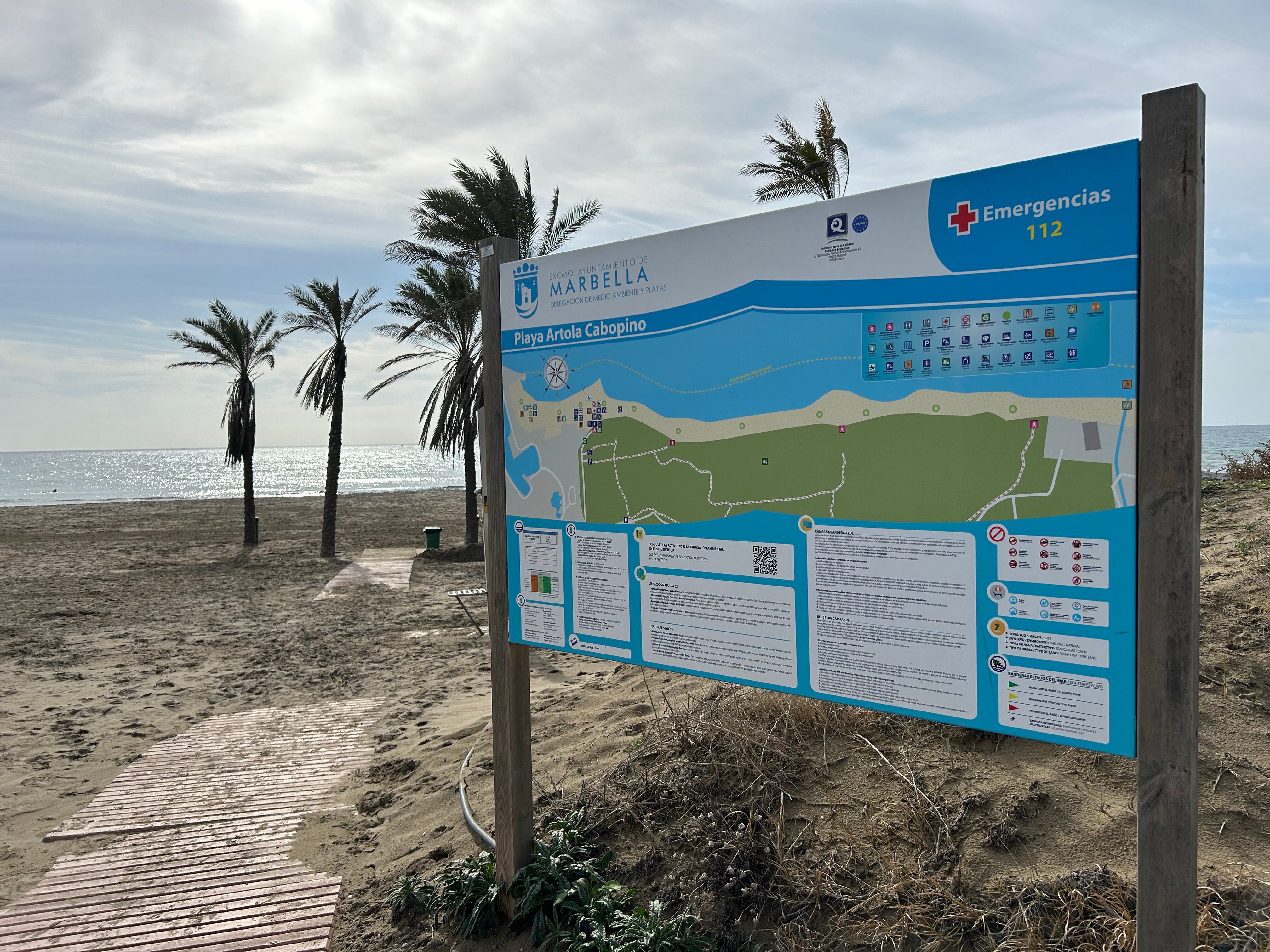 MA01. MARBELLA (MÁLAGA), 18/01/2024.-Imagen de la Playa de Cabopino, Marbella (Málaga). Salvamento Marítimo ha reanudado este jueves, con el apoyo de un avión del Frontex, las tareas de búsqueda de dos jóvenes que permanecen desaparecidos desde el martes, cuando navegaban en una embarcación de fibra de 6,5 metros de eslora que sufrió una avería en el motor a 20 millas de la costa entre Marbella y Cabopino, en Málaga. .EFE/ Esther Gomez
