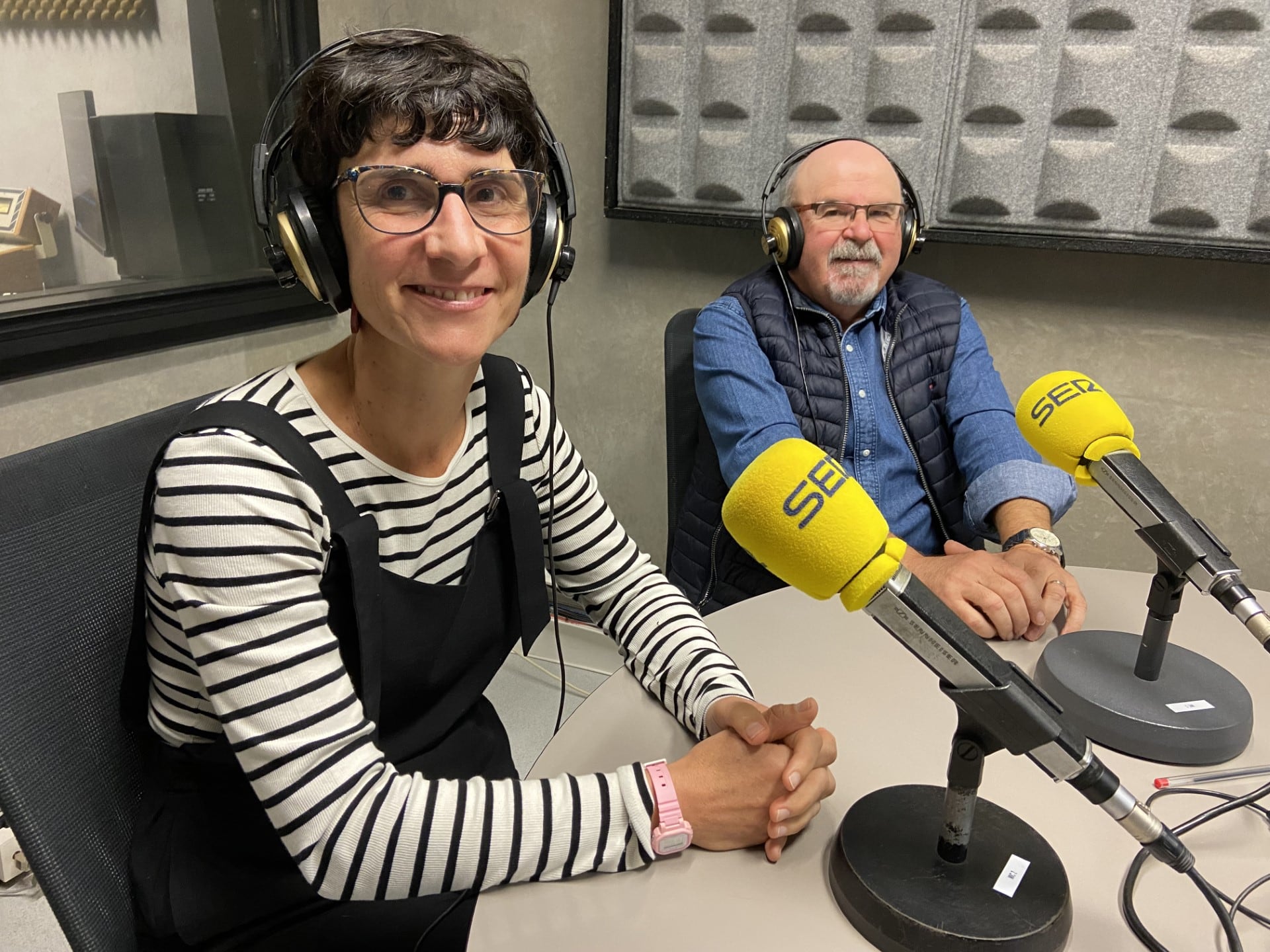 Eva Pérez de Albéniz y Patxi Mutiloa en los estudios de Radio Eibar