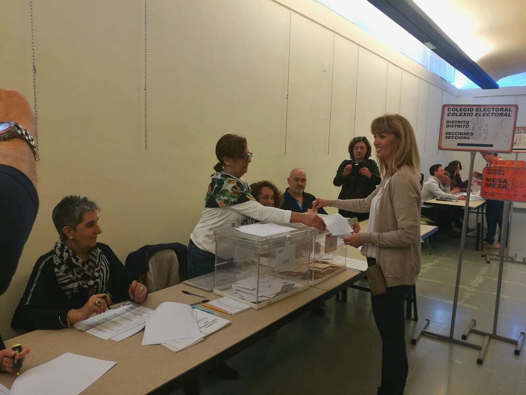 Marina Ortega, número uno socialista al congreso por Ourense, votando