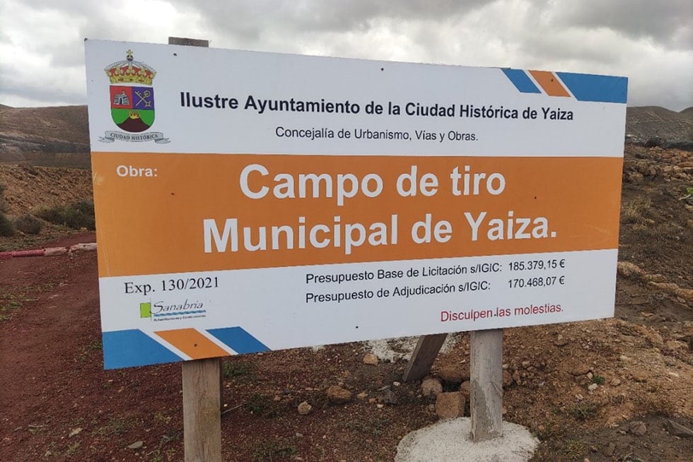 Cartel identificativo de las obras del campo de tiro de Yaiza, en La Degollada.