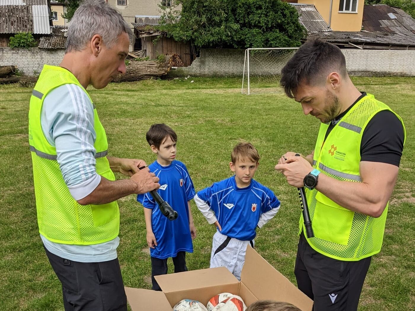 Expedición navarra viaja a Ucrania para montar un campamento de fútbol