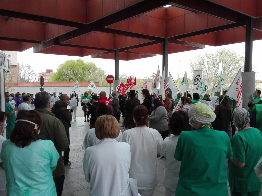 Concentracion de sanitarios a las puertas del hospital Virgen de la Concha