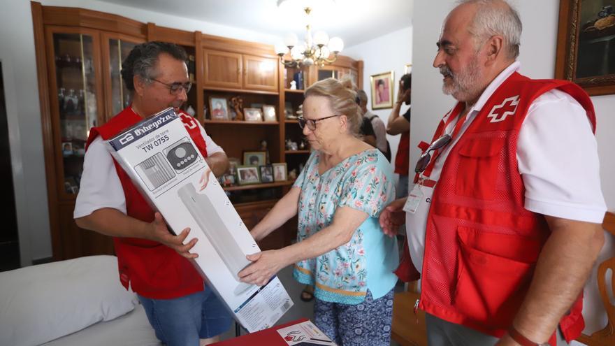 Entrega de ventiladores con voluntarios de Cruz Roja.