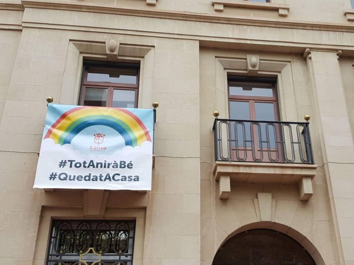 Xàtiva expone pancartas de ánimo en sus edificios públicos