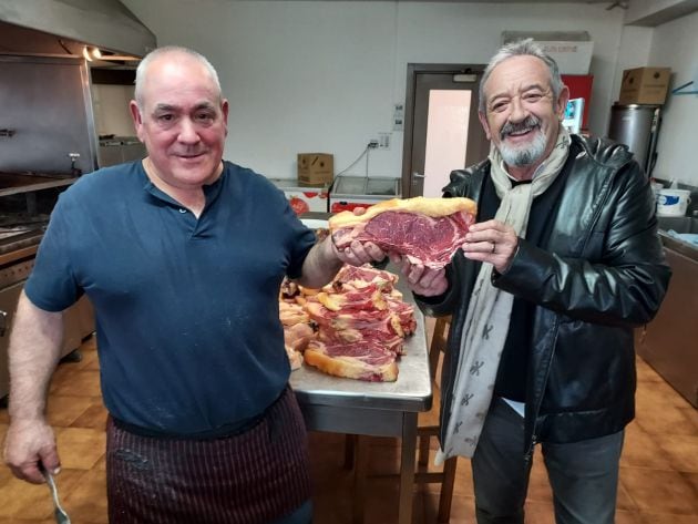 Sebastián Iruretagoiena y Karlos Arguiñano, en la cocina del Izeta.