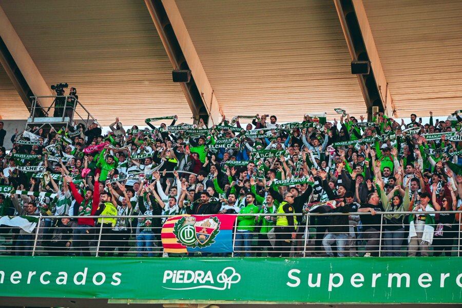 Aficionados del Elche CF en el Nuevo Arcángel de Córdoba con su equipo