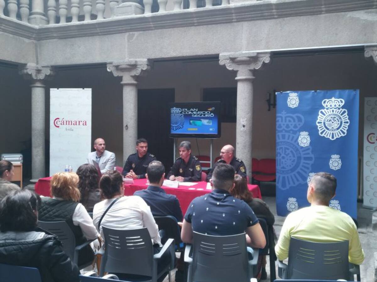 Los comerciantes abulenses reciben formación sobre seguridad