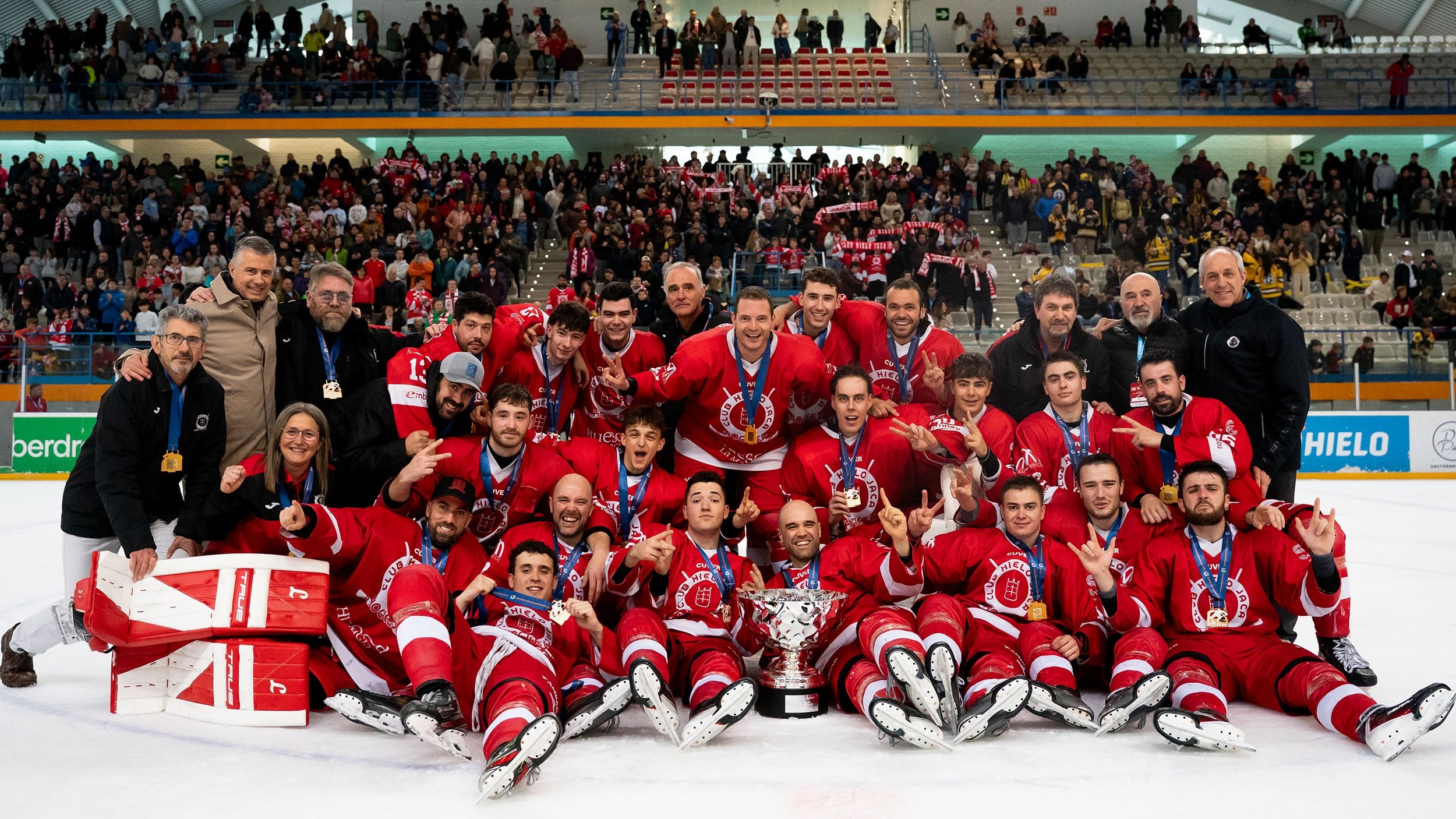El CH Jaca celebrando el título de la Copa del Rey de hockey hielo