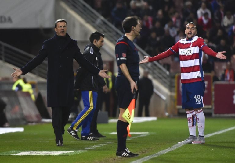 El entrenador del Granada José González (i) junto al defensa portugués Miguel Lopes (d)