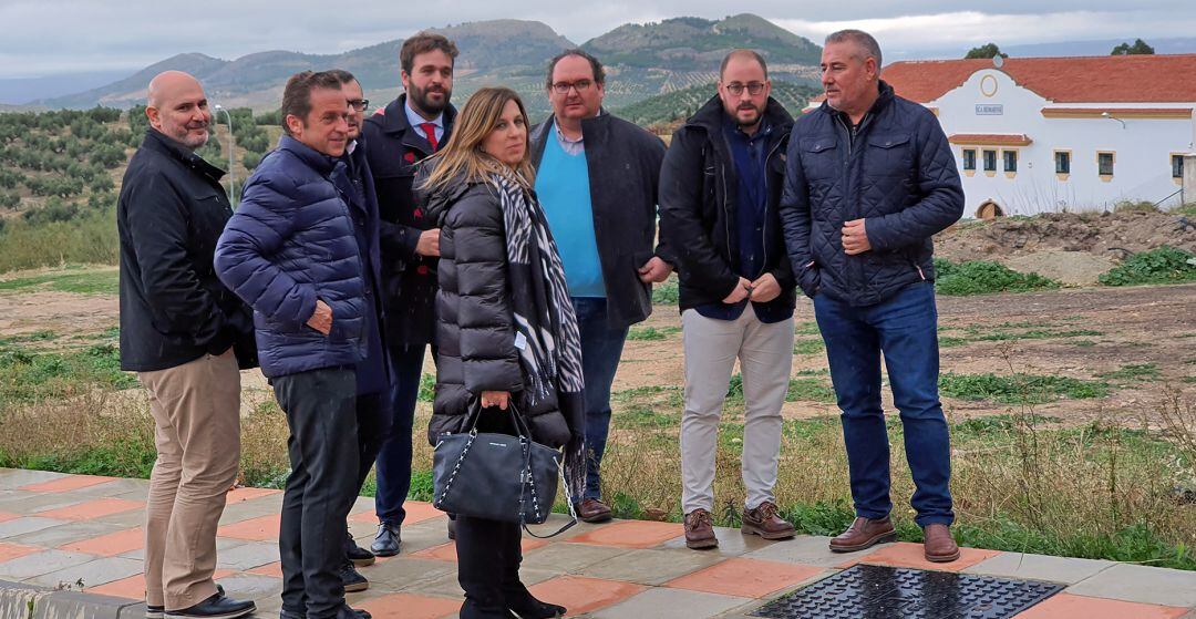 El alcalde de Bedmar, Juan Francisco Serrano, con los representantes de la empresa en el Polígono Los Llanos.