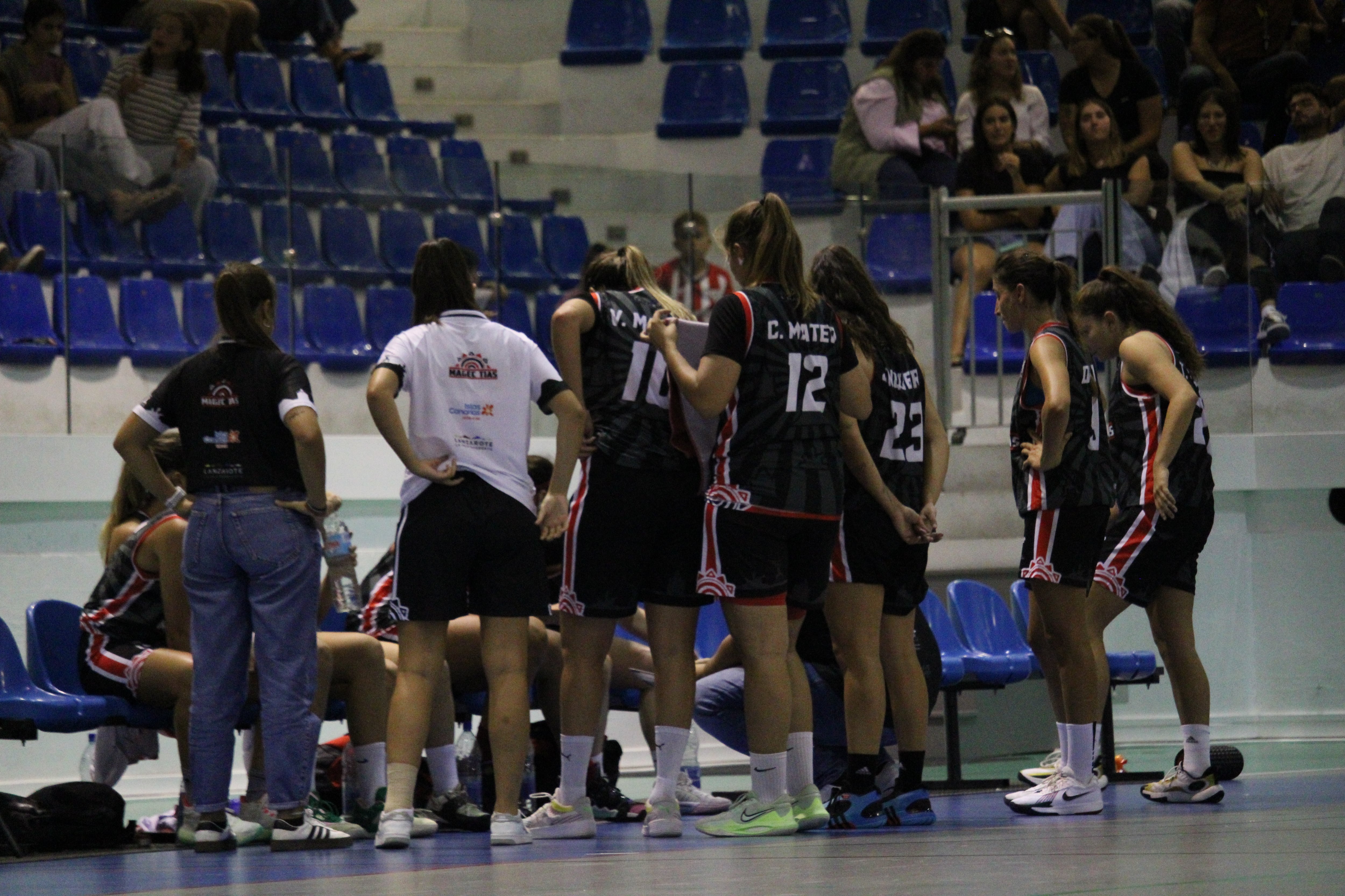 Jugadoras del Magec Tías Contra la Violencia de Género durante un tiempo muerto.