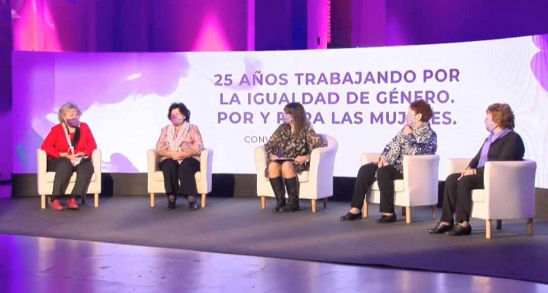 Mesa redonda con mujeres que iniciaron el movimiento asociativo en Toledo