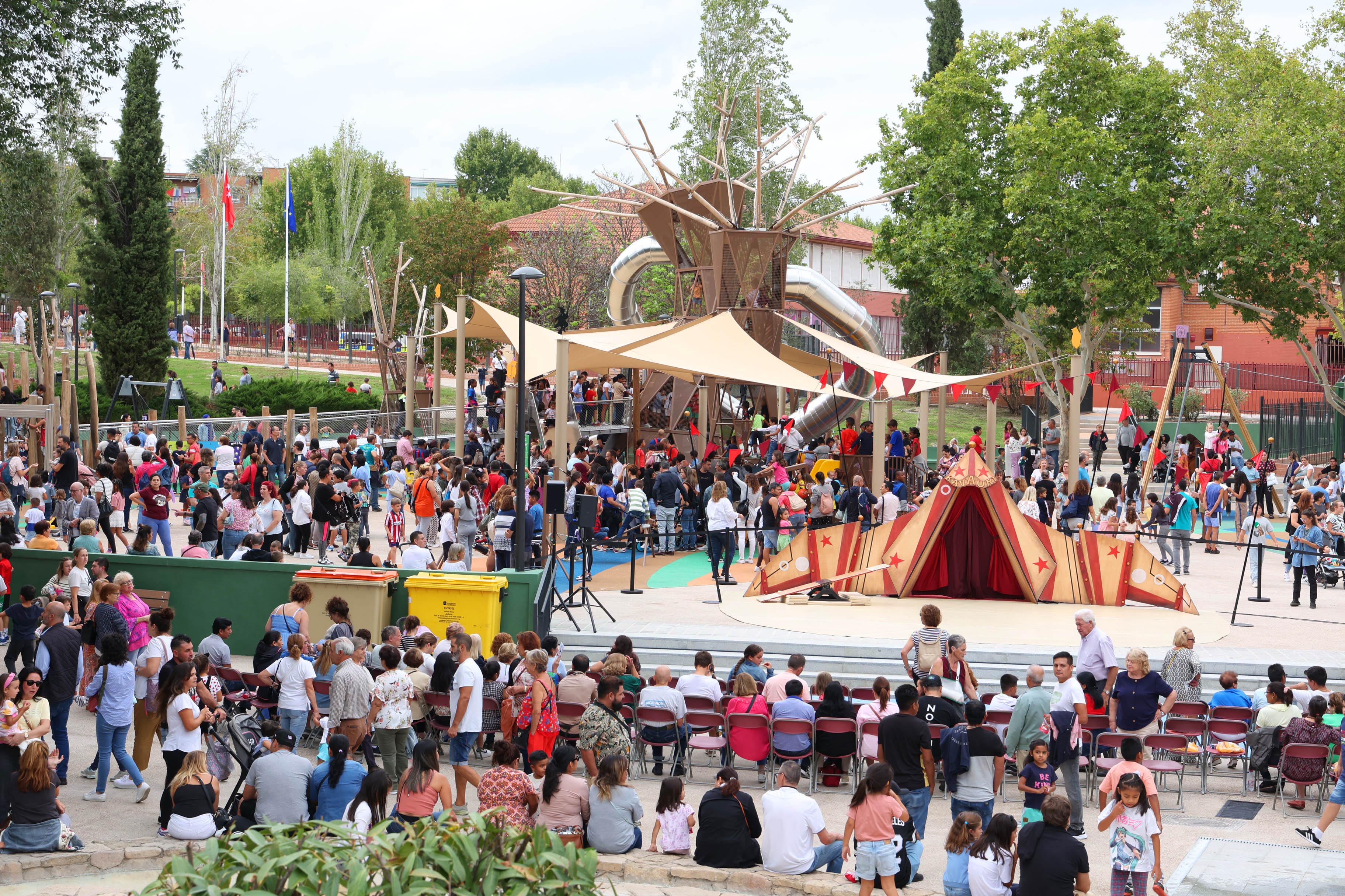 La inauguración ha contado con la asistencia de cerca de 2000 personas, quienes pudieron conocer en persona las tres áreas infantiles, la nueva accesibilidad y la iluminación instalados en el parque, ahora remodelado