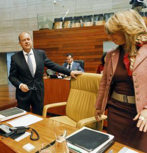 El presidente del Gobierno de Extremadura, José Antonio Monago, antes de comparecer en el Pleno del Parlamento de Extremadura