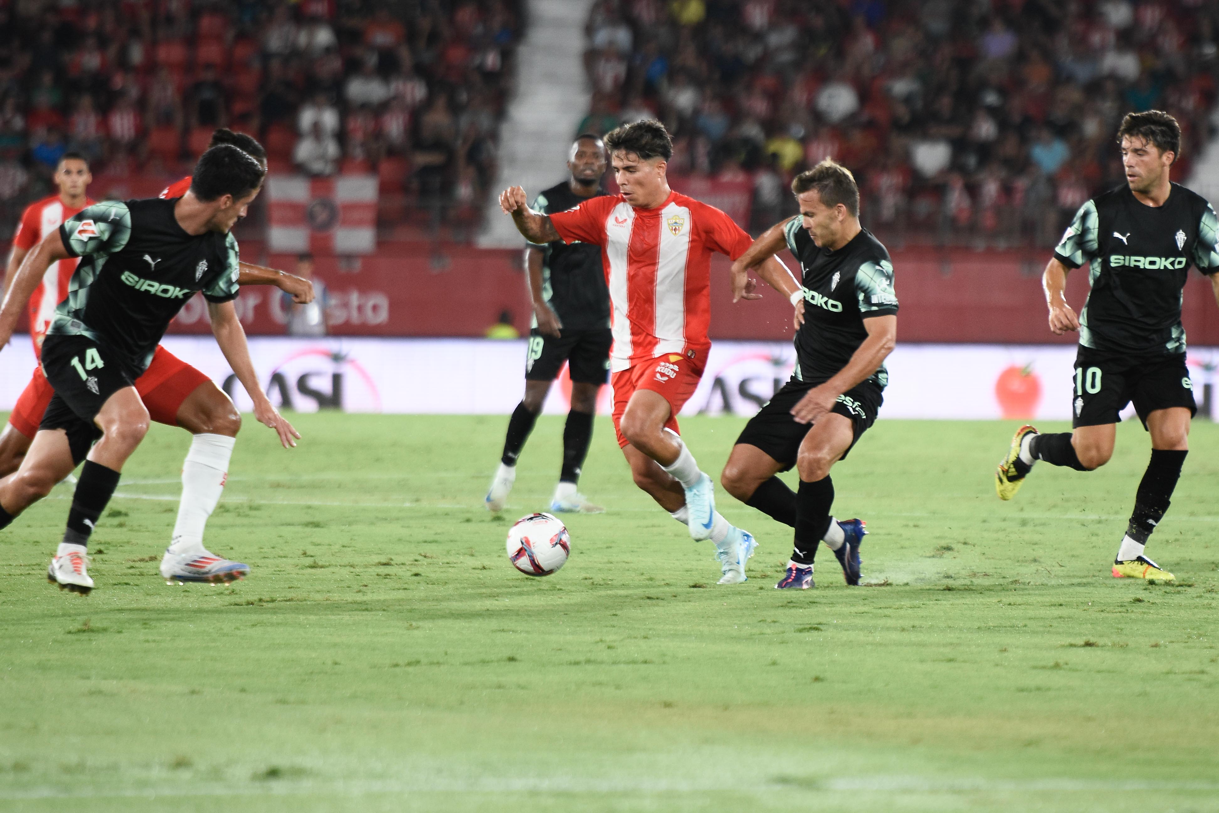 Rinde mucho más cerca de la portería y en banda desaparece y no hace daño en el área rival