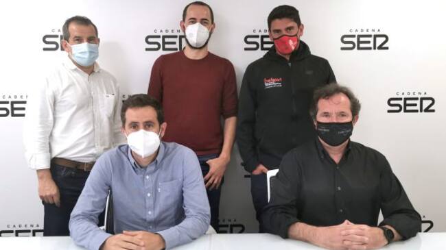 De derecha a izquierda: José Manuel Albentosa y David Gil (sentados), Aarón de la Cuadra, Juan Morales y Carlos Arcaya (de pie)