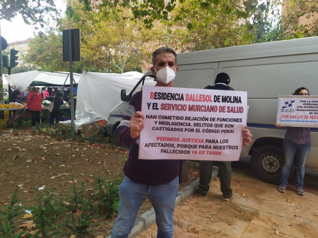 Mariano Rojo sujeta una pancarta durante la concentración de Marea de Residencias. Su suegro falleció en Ballesol y ha presentado una demanda