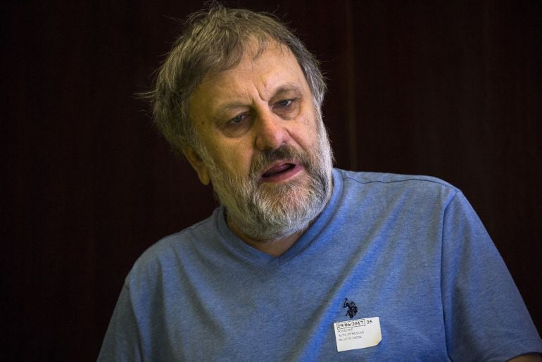 El filósofo y crítico cultural esloveno Zizek, uno de los pensadores más corrosivos del momento, mantiene un encuentro con los periodistas antes de pronunciar una conferencia en el Museo Reina Sofía sobre la muerte y resurrección del fascismo.