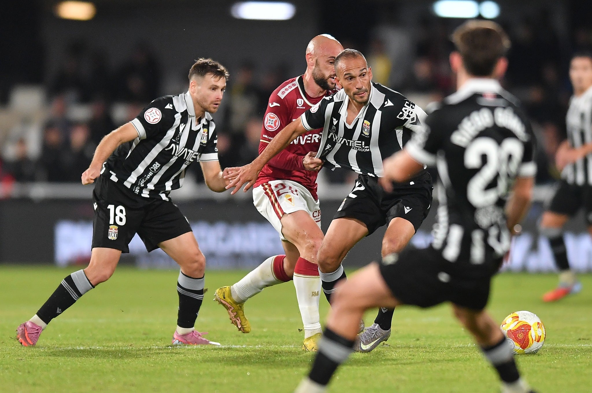 Un lance del juego entre FC Cartagena y Real Murcia