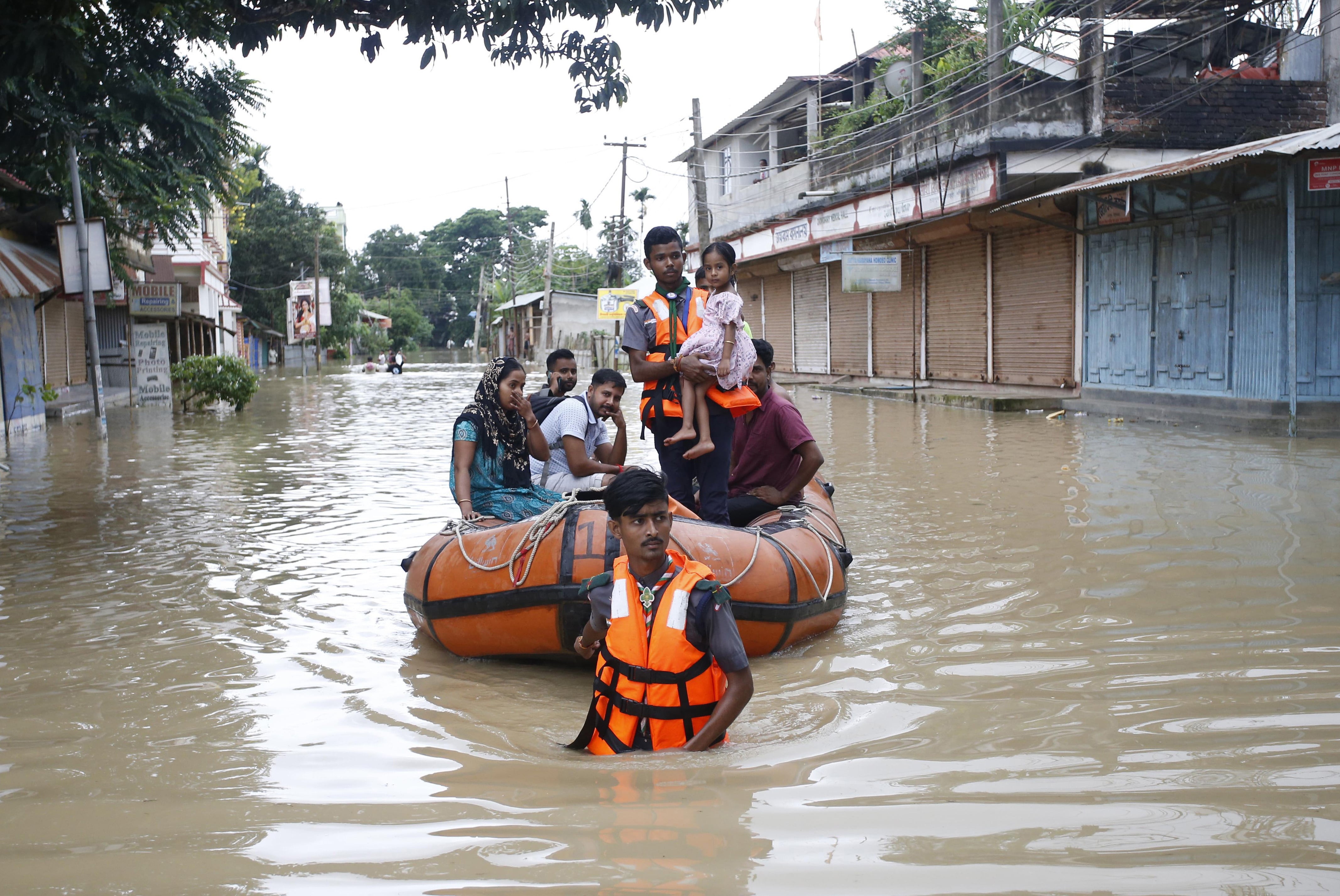 Las inundaciones han obligado a miles de personas a abandonar sus casas