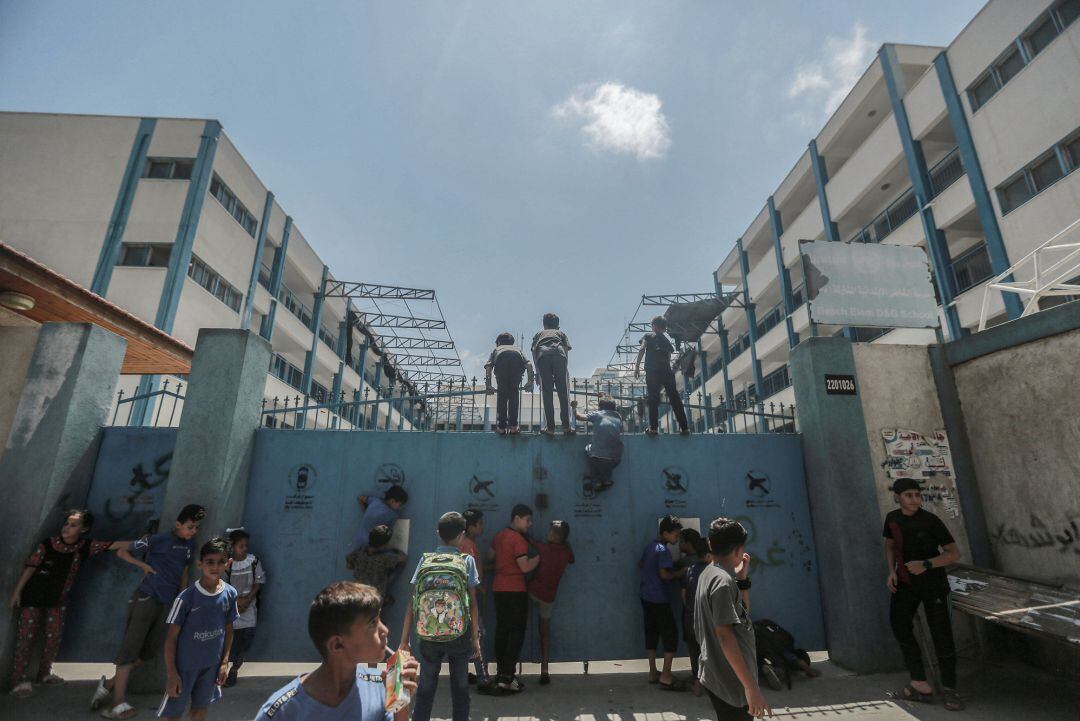 Estudiantes palestinos en un colegio dirigido por la ONU, en el campo de refugiados de Al-Shati observan los daños causados por un misil israelí lanzado este jueves.