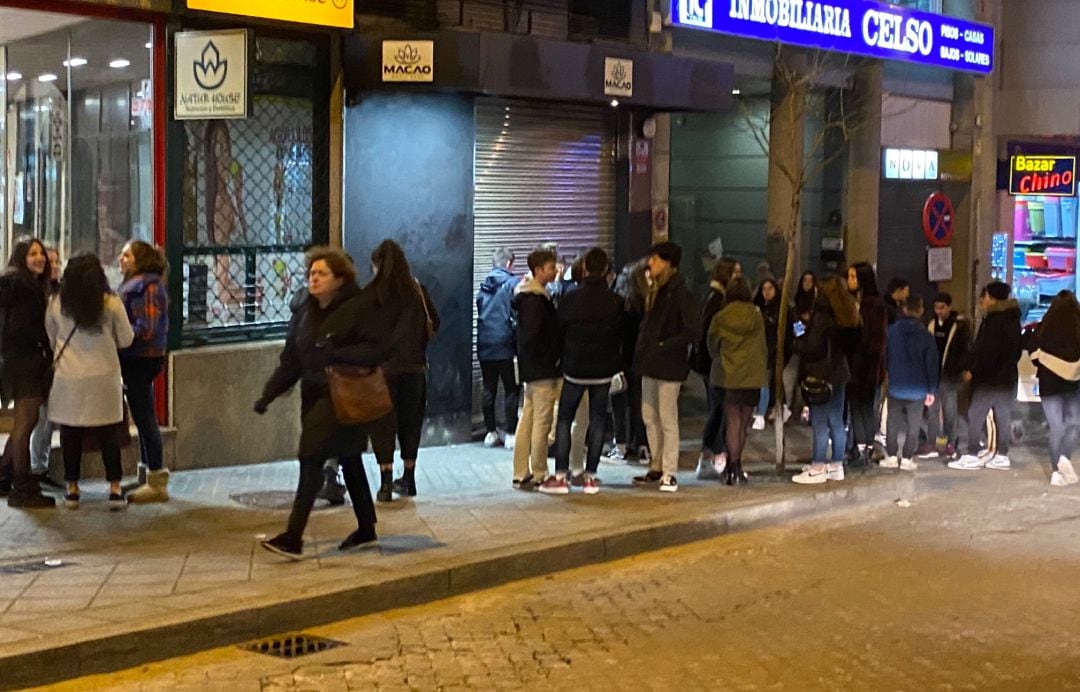 Varios grupos de jóvenes, ayer lunes, a las puertas de la discoteca intentando recuperar su dinero