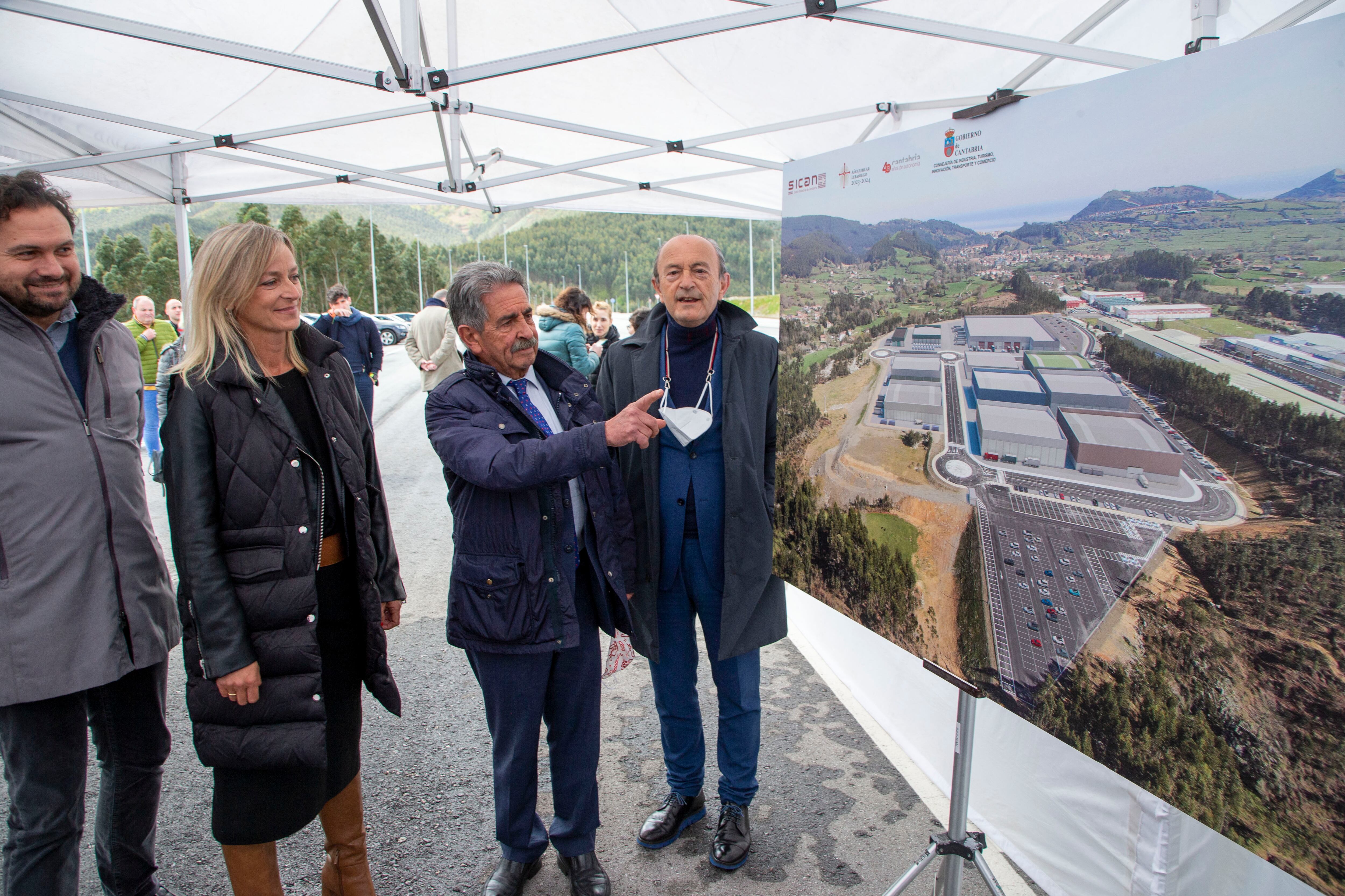 El presidente de Cantabria, Miguel Ángel Revilla, y el consejero de Industria, Turismo, Innovación, Transporte y Comercio, Francisco Javier López Marcano, inauguran la segunda fase del Polígono Industrial El Vallegón.